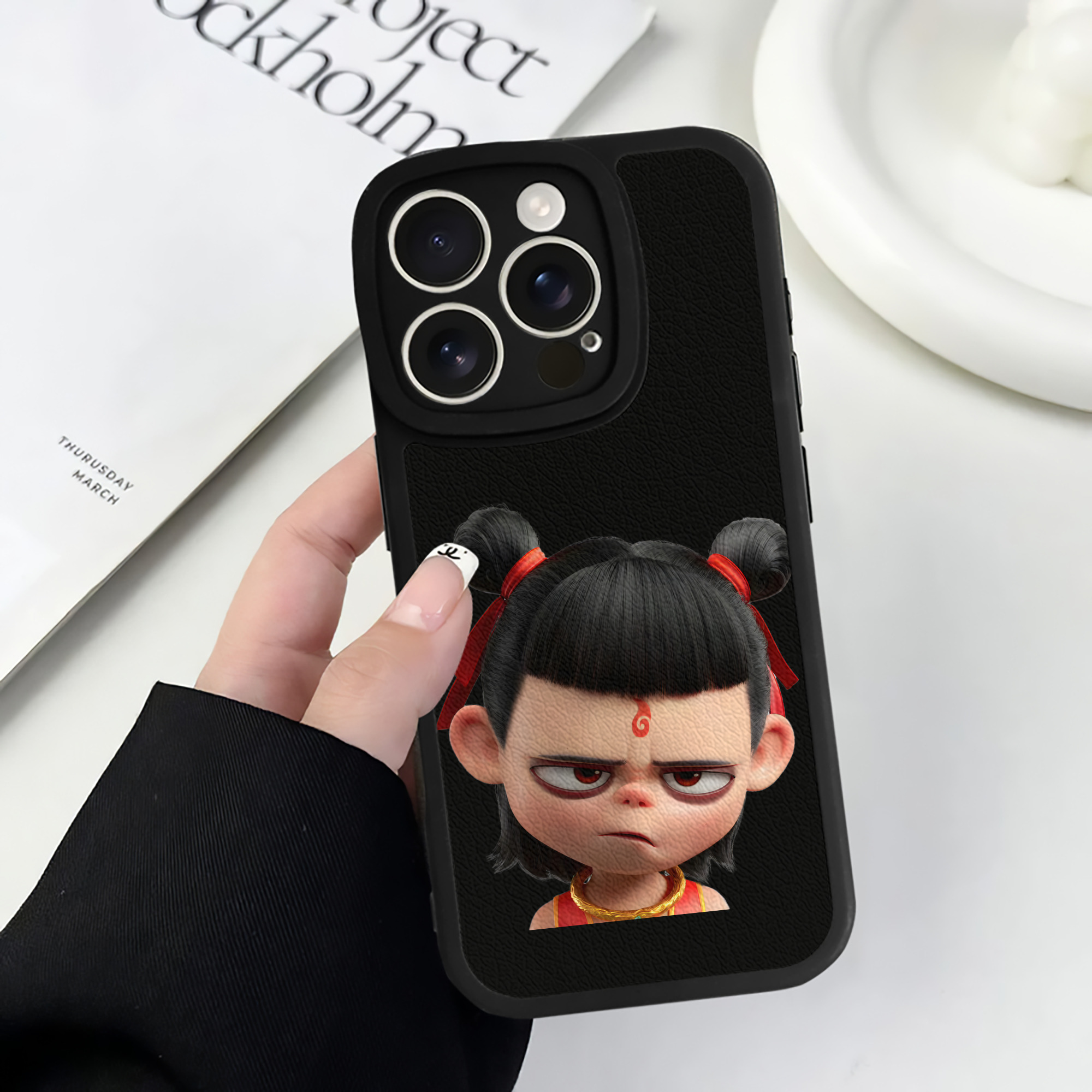 （画像用） Ne Zha 2 ナタ 魔童の大暴れ 【iPhone 16シリーズ対応】シリコンスマホケース（レザー調） 材質：シリコン